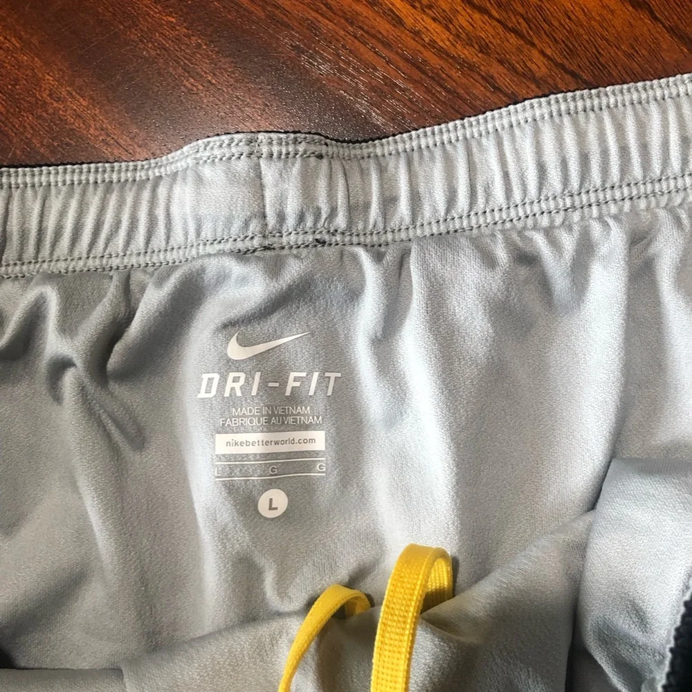 Nike womens active live‎ strong shorts size large